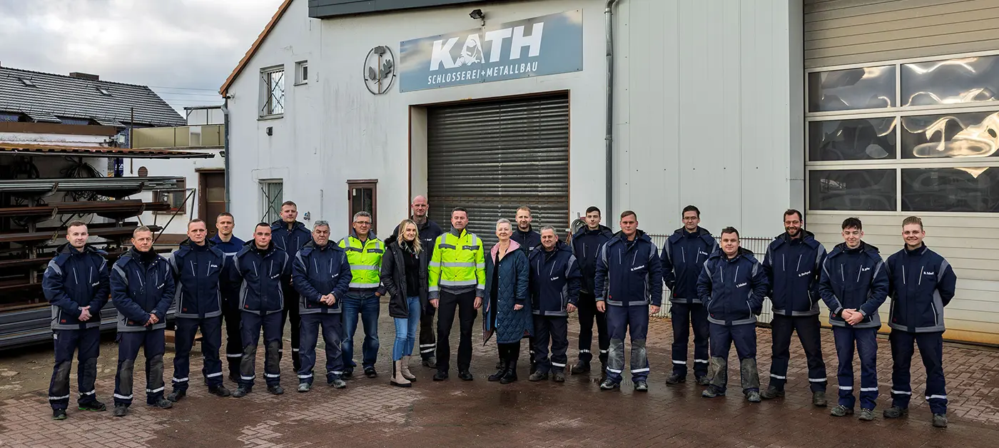 Gruppenbild des Teams der Schlosserei und Metallbau Kath GmbH – gemeinsam stark im Handwerk